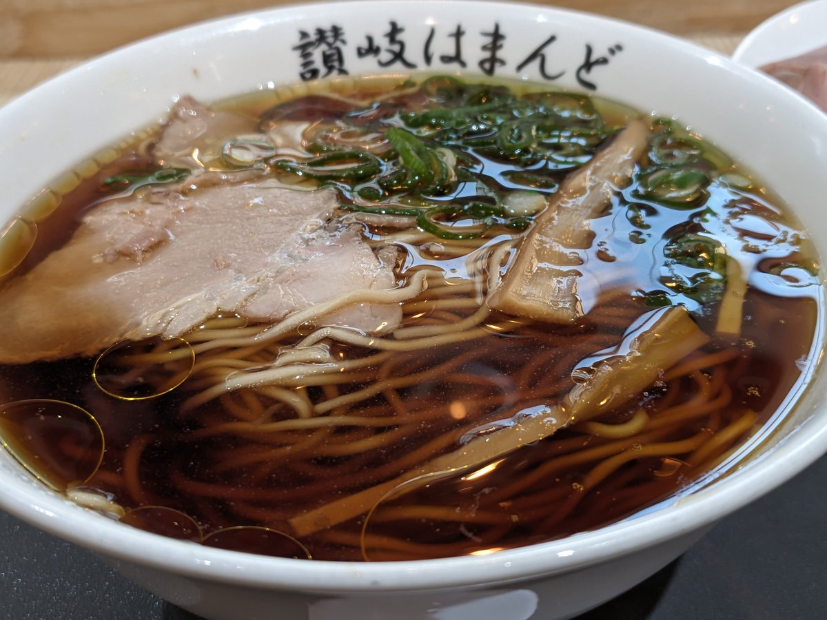 udonken88's tweet photo. 今日のお昼ご飯は高松オルネ内の讃岐ラーメン はまんど 高松駅ビル出張所で
高松オルネ限定の小豆島ブラックとローストポーク丼のセット🍜 https://t.co/7sw1hpv2ZZ