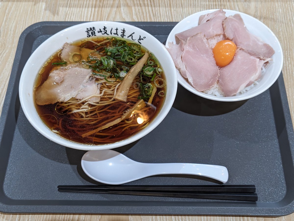 udonken88's tweet photo. 今日のお昼ご飯は高松オルネ内の讃岐ラーメン はまんど 高松駅ビル出張所で
高松オルネ限定の小豆島ブラックとローストポーク丼のセット🍜 https://t.co/7sw1hpv2ZZ
