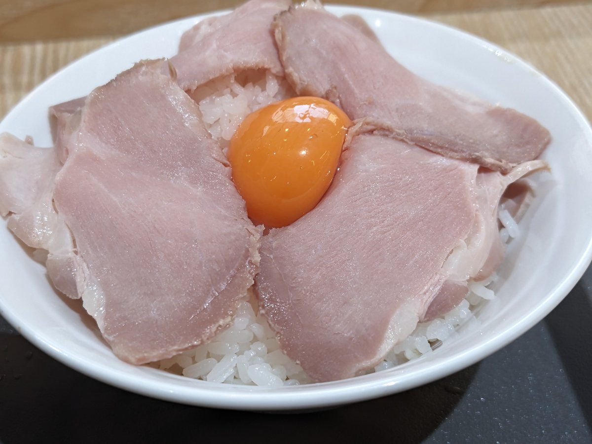 udonken88's tweet photo. 今日のお昼ご飯は高松オルネ内の讃岐ラーメン はまんど 高松駅ビル出張所で
高松オルネ限定の小豆島ブラックとローストポーク丼のセット🍜 https://t.co/7sw1hpv2ZZ