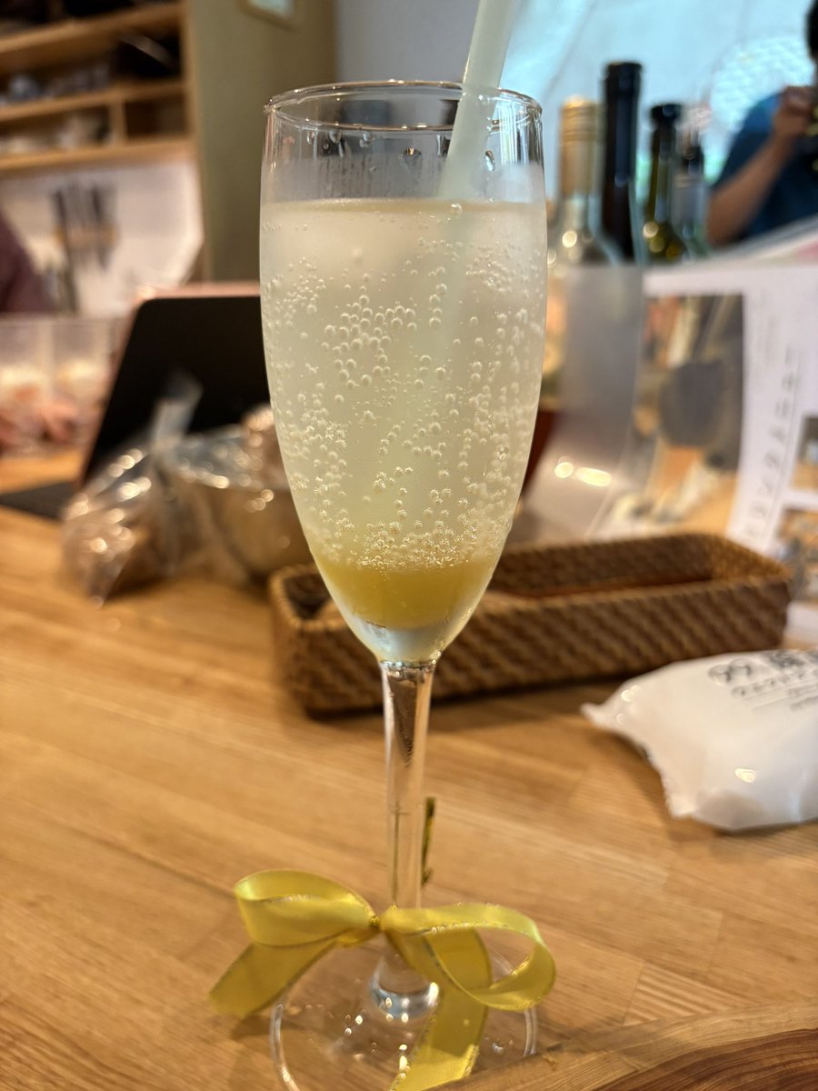 take_fb_nao's tweet photo. 本日はわとぱふぇ
福島🍑桃コース
おはぎからスタートして、
メインの桃パフェ🍑　最高ですな😋
#iTRiP カラーのサイダーもいただきました
もちろん💛色。

大岡山の軽食&amp;パフェ
🎥お店の紹介

https://t.co/6uXQzGjKJd

https://t.co/wPjSOJOn7J

@itrip_iku 
#わとぱふぇ https://t.co/ud0EYYxE8E
