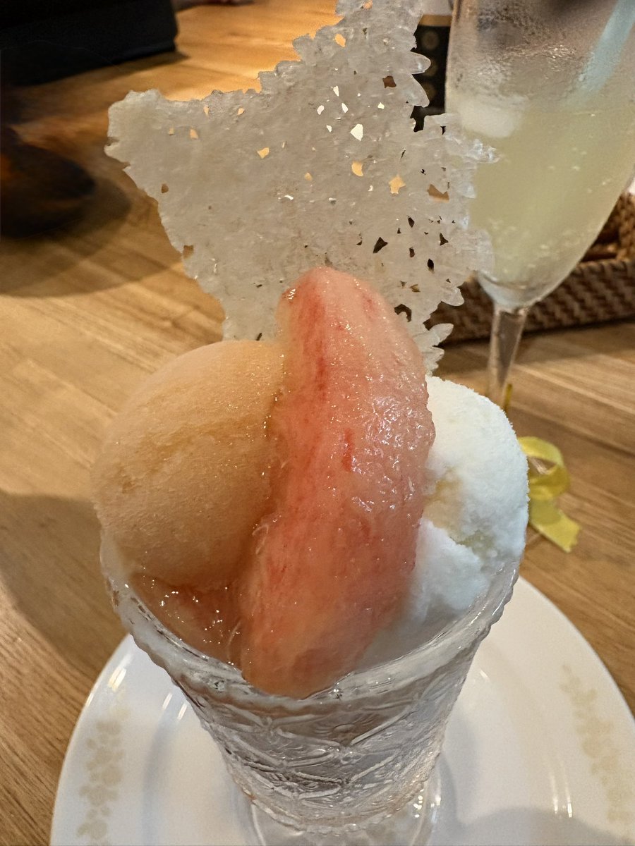 take_fb_nao's tweet photo. 本日はわとぱふぇ
福島🍑桃コース
おはぎからスタートして、
メインの桃パフェ🍑　最高ですな😋
#iTRiP カラーのサイダーもいただきました
もちろん💛色。

大岡山の軽食&amp;パフェ
🎥お店の紹介

https://t.co/6uXQzGjKJd

https://t.co/wPjSOJOn7J

@itrip_iku 
#わとぱふぇ https://t.co/ud0EYYxE8E
