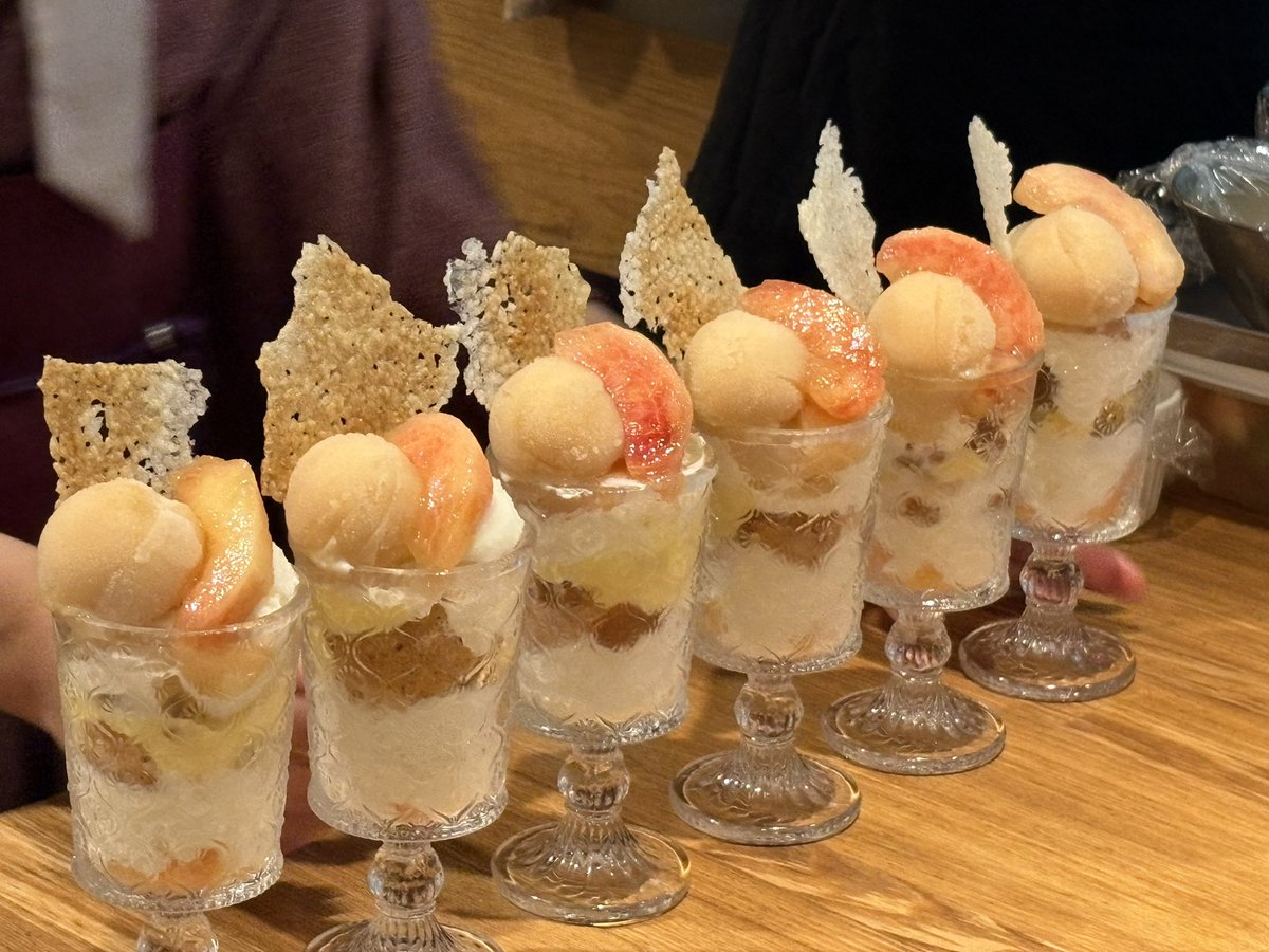 take_fb_nao's tweet photo. 本日はわとぱふぇ
福島🍑桃コース
おはぎからスタートして、
メインの桃パフェ🍑　最高ですな😋
#iTRiP カラーのサイダーもいただきました
もちろん💛色。

大岡山の軽食&amp;パフェ
🎥お店の紹介

https://t.co/6uXQzGjKJd

https://t.co/wPjSOJOn7J

@itrip_iku 
#わとぱふぇ https://t.co/ud0EYYxE8E
