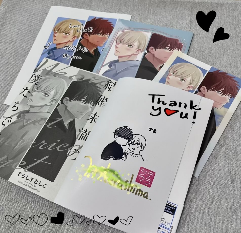 J_kiyowa's tweet photo. てらしまむしこ先生のサイン本にご縁を頂きました📕
判子のデフォ姿の2人がかわいいですෆ.*･ﾟ
あのアイコンの判子も嬉しいです✨

薄い本からの大好きな先生の絵柄に毎度ニコニコしながら拝読しています☺️
ありがとうございました！

てらしまむしこ先生(@terasima_)
「結婚未満の僕たちですが」 https://t.co/OiOMGXAf0S
