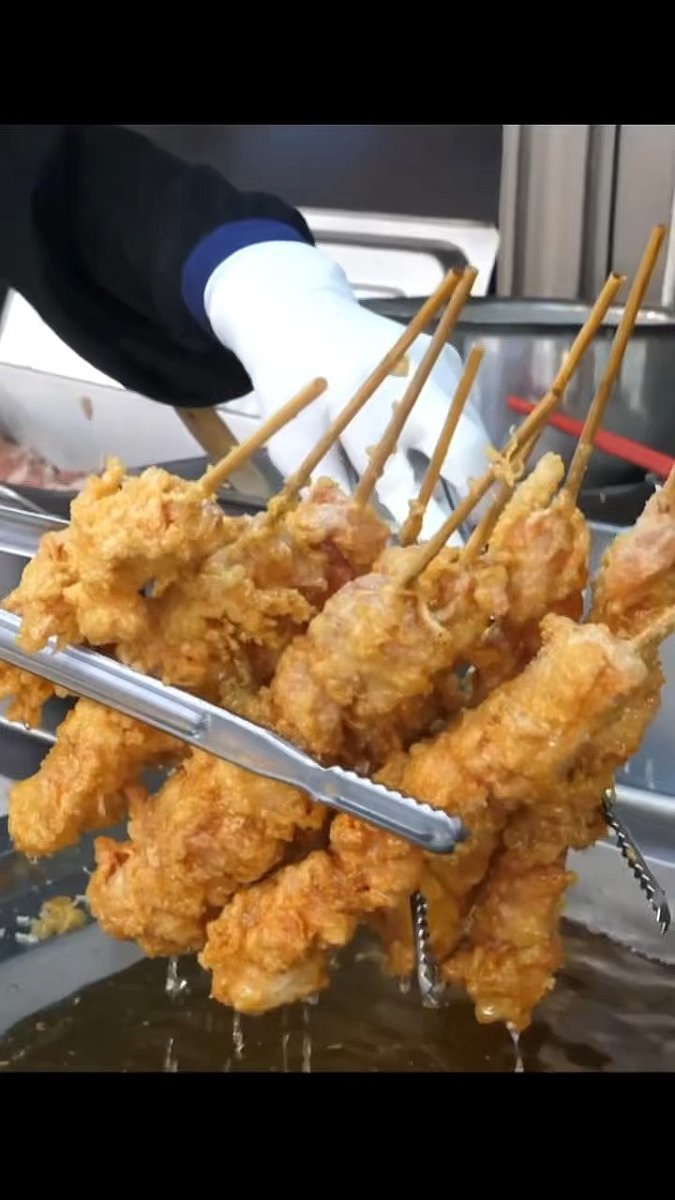 MacarthurT31211's tweet photo. Hot u0026 crispy fried chicken skewers from the street stall! Perfect late-night snack with a cold drink ， https://t.co/1YVHAKLH2N