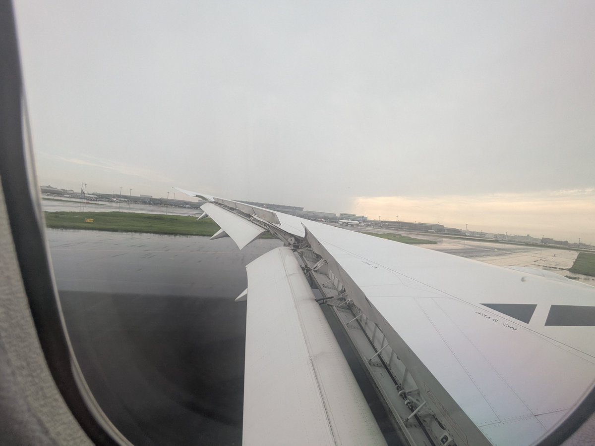 tetsu__aren's tweet photo. 羽田空港は雨 https://t.co/ibXunlIPpS