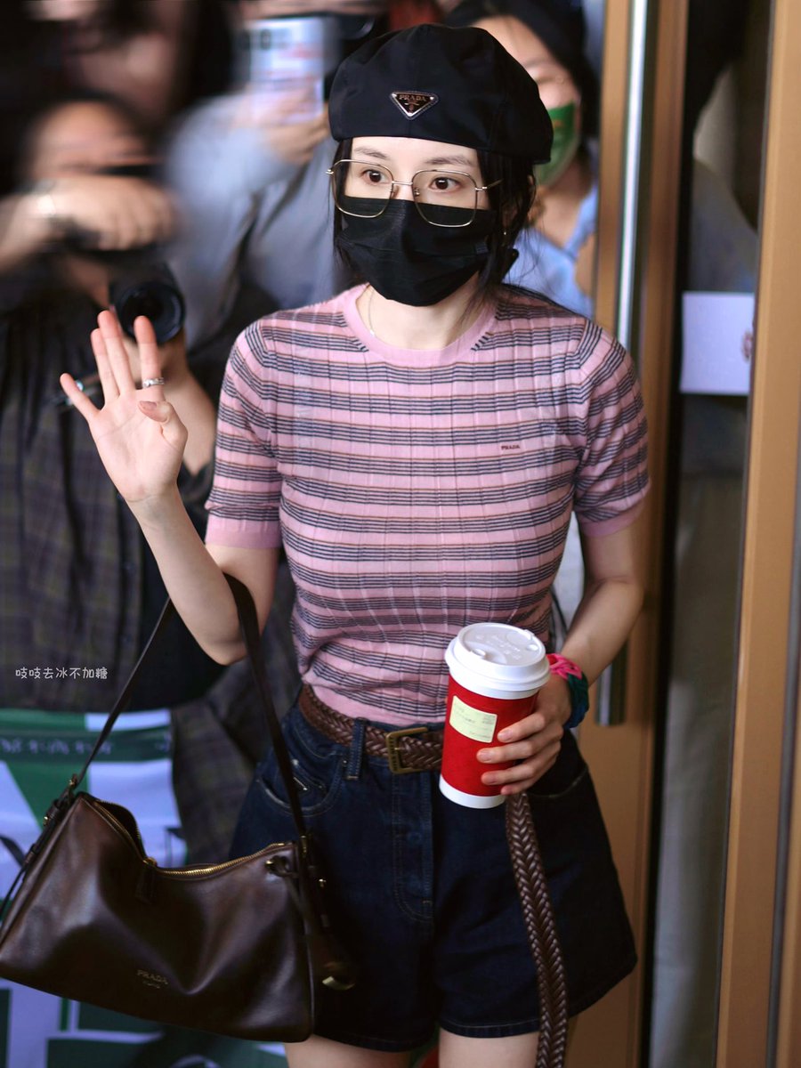 _AGustOfWind_'s tweet photo. my god !!! #YangMi is looking so good in beret !!! 🫠❤️ And her summer clothes… it’s always 🤌🏻❤️ https://t.co/pLZAj2s5Pt