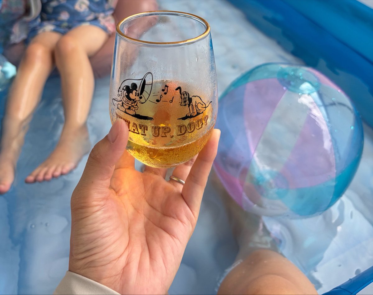 kadaom2nan's tweet photo. 水辺で飲酒最高〜〜〜〜〜〜（ちゃんと室内に夫がいます） https://t.co/yt2EWBtY0P
