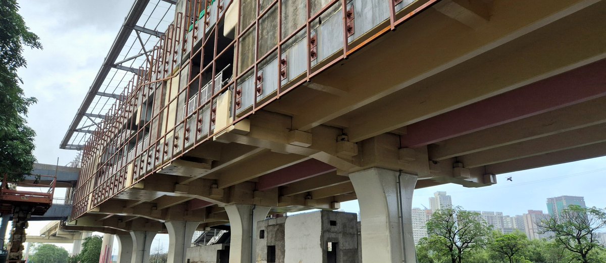 Sahilinfra2's tweet photo. Mumbaimetro l6
Vikhroli stn
Cladding  started.
2)The fins have shades of pink(color of line)
The underside of structure too has a part of it painted in pink https://t.co/dRtdDJ0cTZ