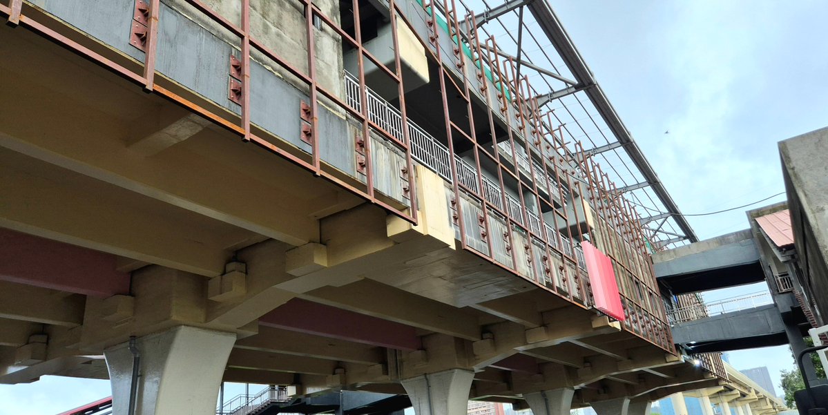 Sahilinfra2's tweet photo. Mumbaimetro l6
Vikhroli stn
Cladding  started.
2)The fins have shades of pink(color of line)
The underside of structure too has a part of it painted in pink https://t.co/dRtdDJ0cTZ