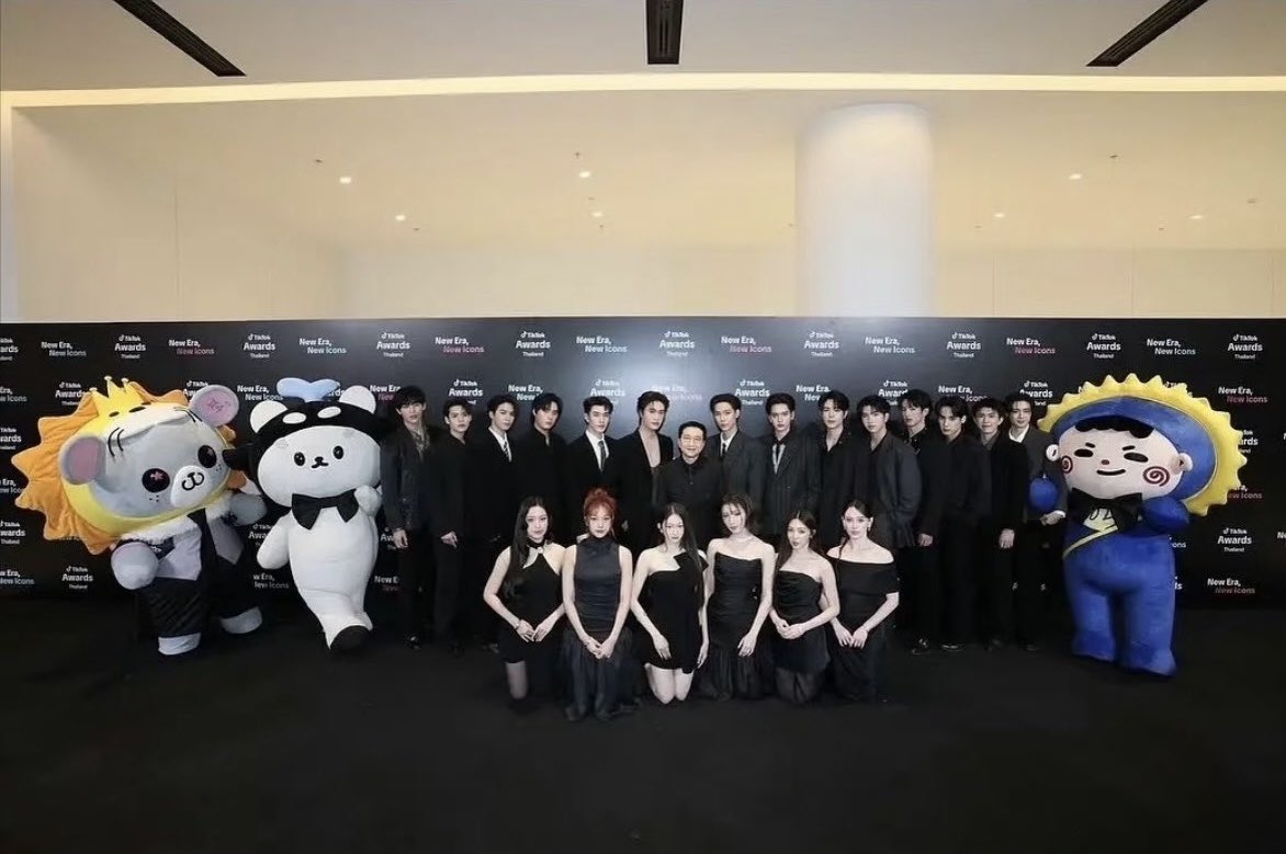 Yupingping98_'s tweet photo. 原来这场点名活动的主人公juniormark，
也在这张女艺人下跪合影的照片上啊，
人品真是堪忧

#งานมหกรรมนิยายนานาชาติ2026xGMMTV
#StopViolenceAgainstFans https://t.co/e0wg2MtukO
