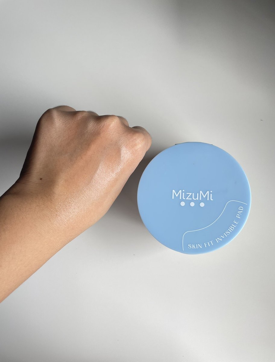 hasun03531's tweet photo. เราขอมา #ป้ายยา Tonerpad ของ Mizumi  สีฟ้า เป็นสูตรปลอบประโลมผิวค่ะ ทำให้ผิวมีความชุ่มชื้น เราผิวแพ้ง่ายใช้แล้วไม่แพ้น้า ก่อนเราจะแต่งหน้า เราจะแปะtonerpad ทิ้งไว้บริเวณบนใบหน้าสัก5-10นาทีก่อนแต่งหน้านะคะ จะทำให้หน้าเย็นลงและลงคสอ.ตัวอื่นไปจะทำให้ติดทนมากกว่าเดิมและทำให้งานผิวสวยกว่าเดิม ไม่หยือ ไม่หยาในระหว่างวันเลยค่ะ กระปุก1 มี80แผ่นน้าใช้ได้นานมากๆเลยค่ะ ราคาคุ้มค่ามากๆ😻 #tonerpad 

📌พิกัด   https://t.co/GpWNf5jmii
