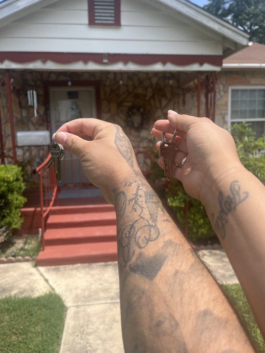Mandiee2020's tweet photo. We officially got the keys to our new home🏡🔐 https://t.co/SVM8ONRFMY