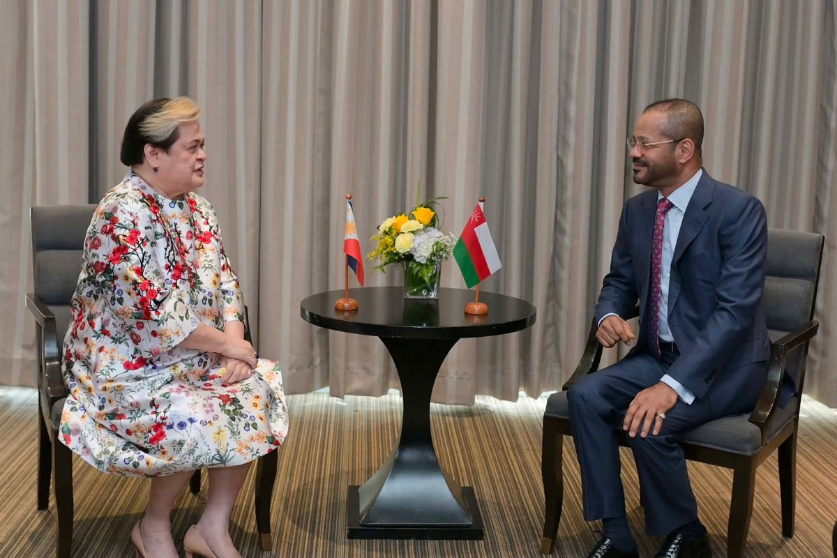 FMofOman's tweet photo. 📸 #مانيلا | التقى معالي السيد بدر بن حمد بن حمود البوسعيدي @badralbusaidi وزير الخارجية، بمعالي ماريا تيريزا لازارو، وزيرة الشؤون الخارجية الفلبينية، وذلك في إطار انعقاد أعمال النسخة الثالثة من منتدى “عمان - الفلبين”. 

وجرى خلال اللقاء استعراض علاقات الصداقة والتعاون بين سلطنة عُمان وجمهورية الفلبين، وبحث سبل تعزيز الشراكة الثنائية في مختلف المجالات ذات الاهتمام المشترك، بما يسهم في تحقيق المصالح المتبادلة للبلدين الصديقين.

وأكد الجانبان أهمية منتدى "عُمان - الفلبين" بوصفه إحدى المنصات الاستراتيجية التي تعزز الحوار المؤسسي وتفتح آفاقًا جديدة لفرص التعاون بين الحكومتين والقطاع الخاص والمؤسسات الأكاديمية، بما يدعم الشراكات في مجالات التجارة والاستثمار والخدمات اللوجستية والسياحة والطاقة والتكنولوجيا، ويواكب تطلعات البلدين نحو تنمية مستدامة وشاملة.

كما أشاد الجانبان بما تشهده العلاقات الثنائية من تطور مستمر، مؤكدين أن الثقة المتبادلة والروابط الإنسانية، وفي مقدمتها إسهامات الجالية الفلبينية في سلطنة عُمان، تمثل ركيزة أساسية لتعميق التعاون وتوسيع مجالاته خلال المرحلة المقبلة.

كما بحث الوزيران مستجدات الأوضاع الإقليمية والدولية، وتبادلا وجهات النظر بشأن الجهود الدبلوماسية الرامية إلى تعزيز الأمن والاستقرار وإحلال السلام، مؤكدين أهمية مواصلة التنسيق والتعاون بما يكفل انسياب حرية وسلامة الملاحة وسلاسل الامداد عبر الطرق البحرية والتجارية.

حضر اللقاء سعادة المهندس ناصر بن سعيد المنوري، سفير سلطنة عُمان المعتمد لدى جمهورية الفلبين، وعدد من المسؤولين من الجانبين.