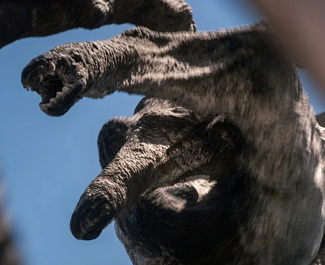 kann_kanyee's tweet photo. Masih berhubungan dengan lore Circe dari film #TheOdyssey kali ini aku ngulik salah satu sosok monster laut paling bikin trauma Odysseus dan menurut ku juga kurang dapat sorotan di filmnya, yaitu Scylla...

Kalau denger kata "Scylla", pasti kebayang monster laut biasa yang makan 6 orang kru Odysseus... nah padahal lorenya itu tragis banget karena dia dulunya bukan monster sama sekali.

A Thread🧵