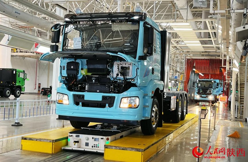 PDChinese's tweet photo. 【上半年新能源重型卡車銷量同比增長78.6%】據交通運輸部，2026年上半年，中國新能源重型卡車累計銷量約14萬輛，同比增長78.6%。在政策和市場雙重驅動下，新能源重卡已進入快速普及推廣應用的新階段。 https://t.co/q9gscKFB4l