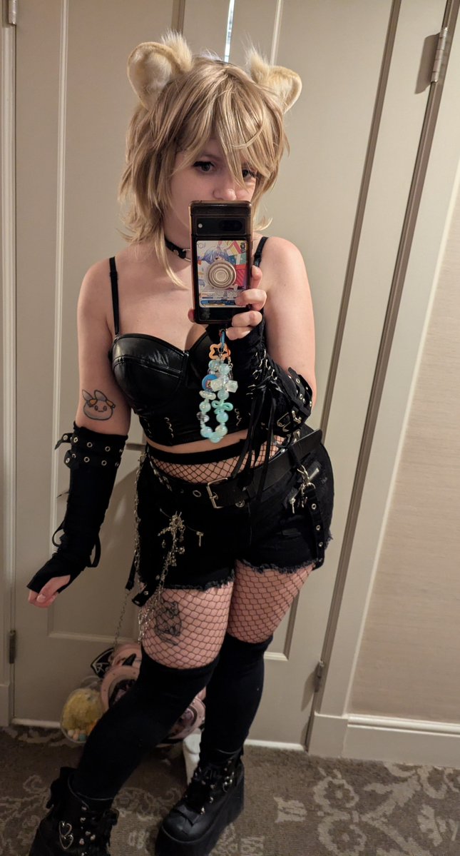 CaptainJulibee's tweet photo. Casual Hazumi for the night yeah yeah I love my lioness vtuber 🩷🩷 https://t.co/SKKRhSZEGA