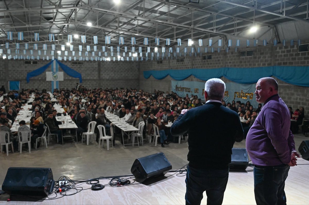 claudiojpoggi's tweet photo. ANCHORENA - Esta noche compartí con los vecinos de Anchorena el cumpleaños número 124 de la Localidad. Un flamante SUM Municipal, una  masiva concurrencia, el tradicional asado con cuero, y mucha danza y bailes populares ! Feliz cumpleaños Anchorena ! https://t.co/tACAyXbyuA