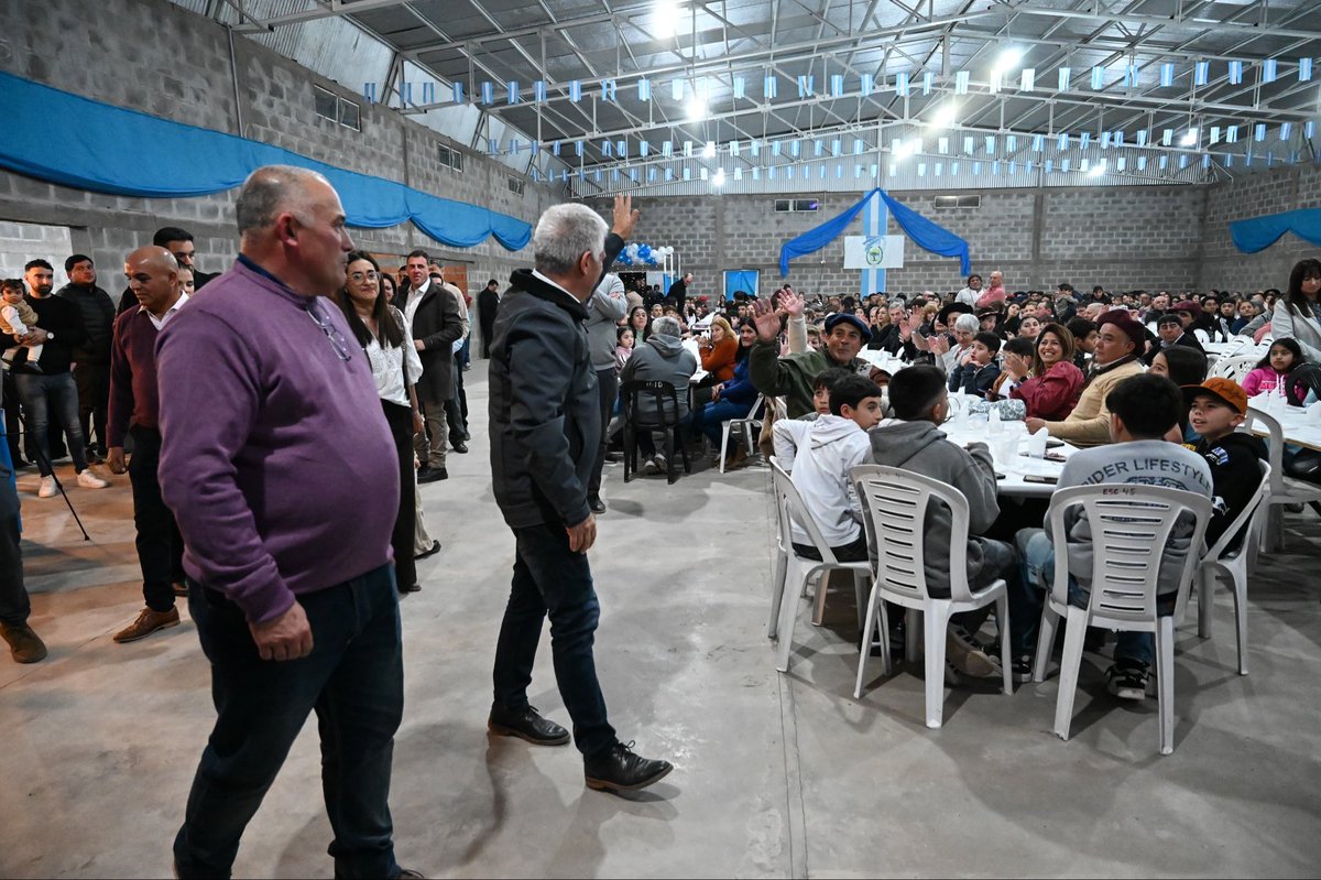 claudiojpoggi's tweet photo. ANCHORENA - Esta noche compartí con los vecinos de Anchorena el cumpleaños número 124 de la Localidad. Un flamante SUM Municipal, una  masiva concurrencia, el tradicional asado con cuero, y mucha danza y bailes populares ! Feliz cumpleaños Anchorena ! https://t.co/tACAyXbyuA
