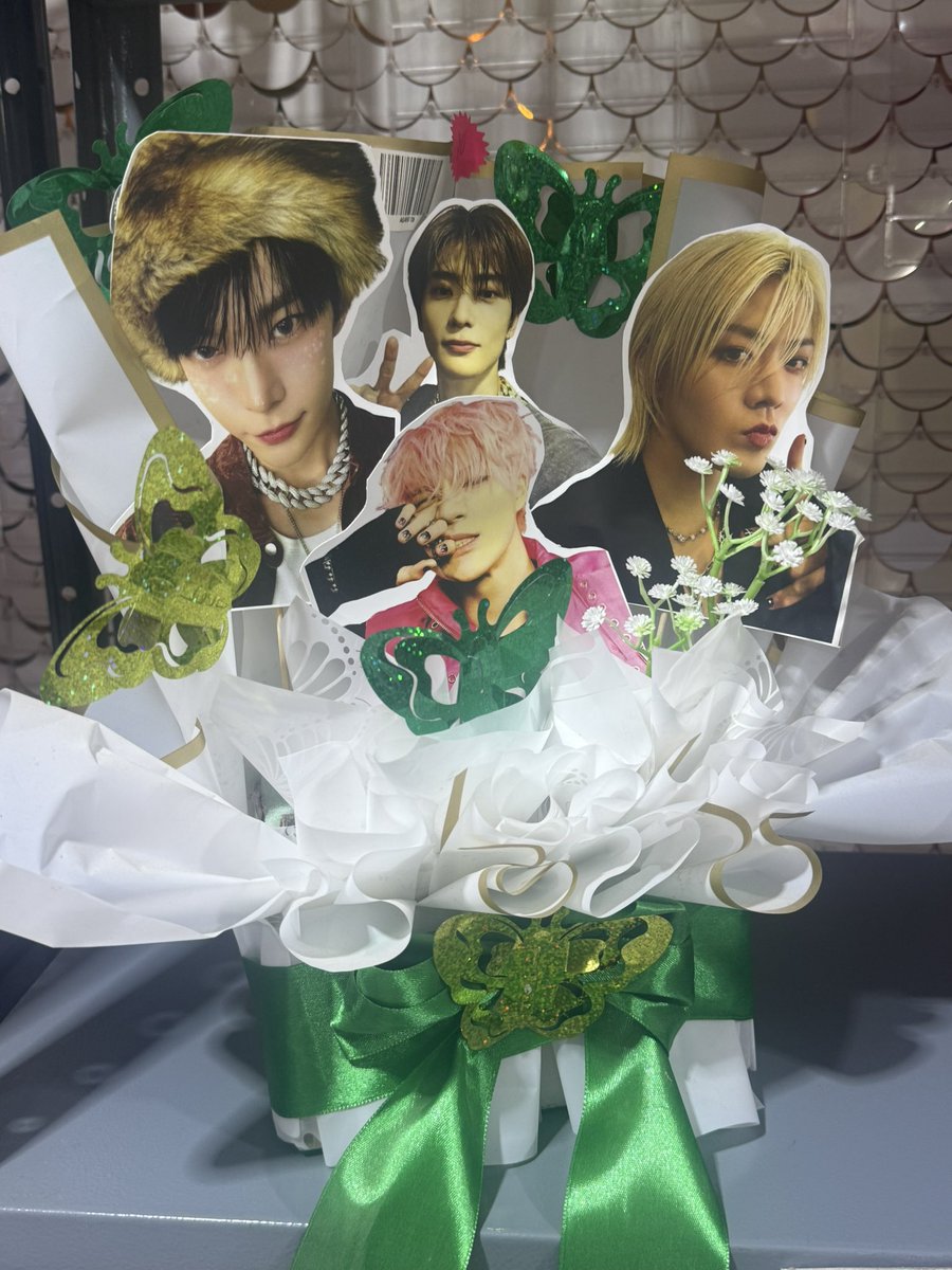 dd0tori's tweet photo. tenían bouquet de los neos😭😭😭💚 https://t.co/YVP8eNAtRN