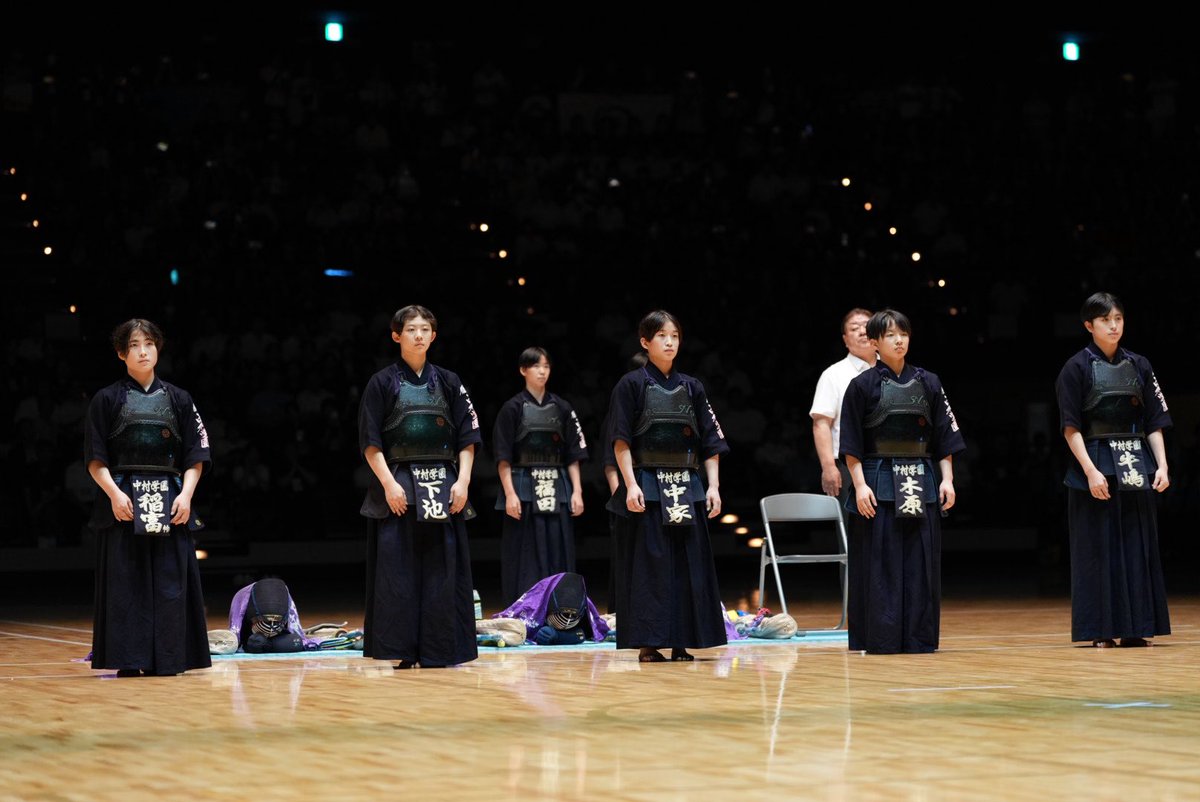kajitanihyoga_k's tweet photo. この一本が、決勝を動かしました。

中村学園の副将・木原選手が、
八代白百合の大将・楢橋選手から決めた小手です。

🏆 玉竜旗2026 女子
優勝：中村学園（福岡）
準優勝：八代白百合（熊本）
ベスト4：明豊（大分）／大社（島根）

昨年の覇者・八代白百合の連覇を止めての優勝です。

楢橋選手は、昨年の玉竜旗で先鋒として勝ちをつなぎ続け、
優勝の立役者になった選手でした。
その選手が今年は大将として、最後まで戦い抜いていました。

勝った側にも、負けた側にも、
1年間積み重ねてきたものがあります。

中村学園のみなさん、優勝��めでとうございます。
そして戦い抜いたすべての選手、お疲れさまでした。

男子は明日27日に開幕します。
引き続き現地からお届けします。

@gyokuryuki_official 

#玉竜旗 #玉竜旗2026 #剣道 #高校剣道 #中村学園