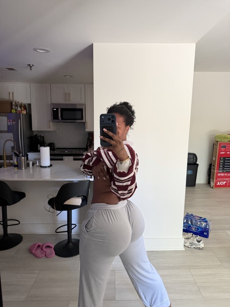 Mila002_'s tweet photo. Caption me. https://t.co/By15u2n4rG