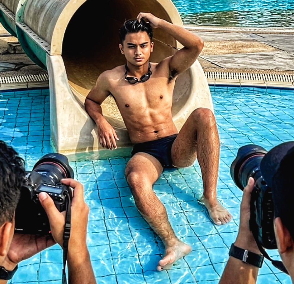 CallMeZell_03's tweet photo. @koyamaminami010 Totally agreed! 👍 I think we share the same thoughts on swim briefs 😊 It is not only for professional swimmers, even regular people or models (such as in this picture) should freely wear swim briefs for their swimming comfort. It is originally made for every man in the world 🥰 https://t.co/RasvL5eQGj
