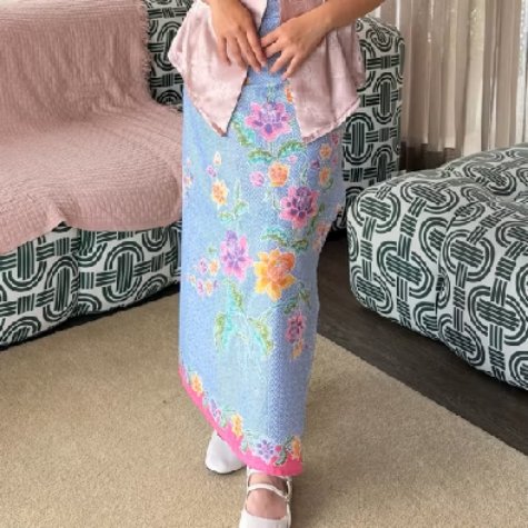 squieshye's tweet photo. pls nemu toko yg jual rok lilit batik secantik ini 😭 https://t.co/YOdEMYZXjh