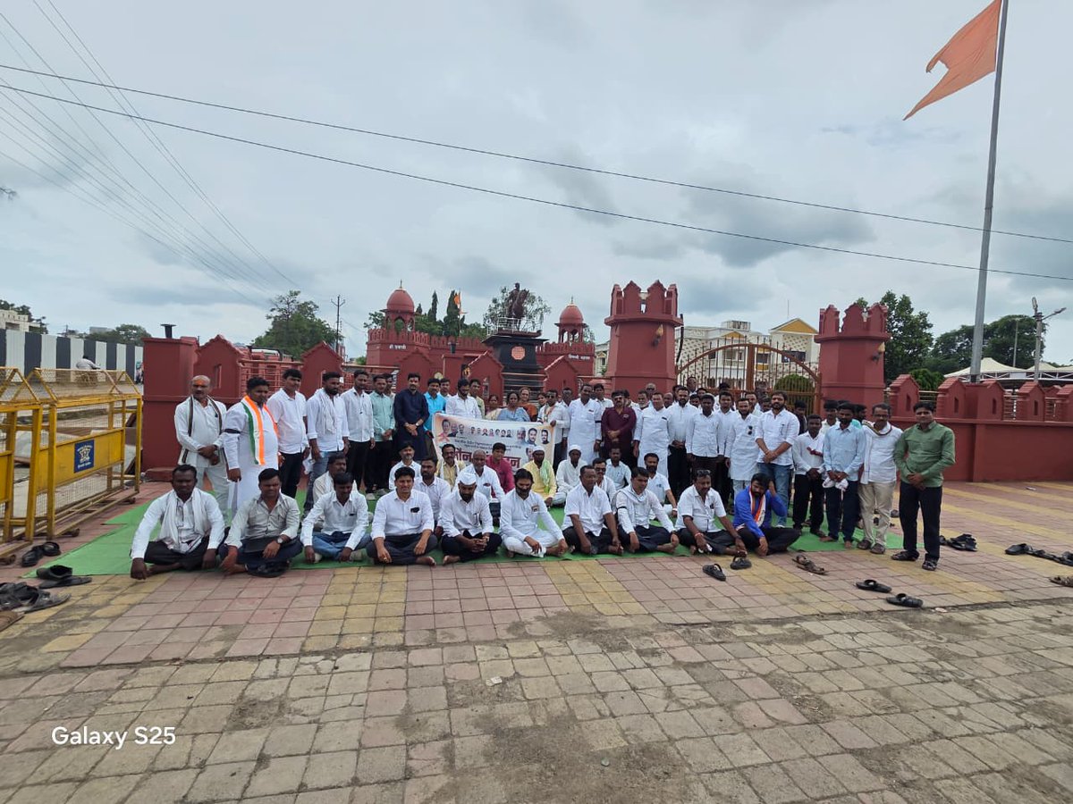 RayazRehana's tweet photo. हिंगोली जिला कांग्रेस कमेटी, मराठवाड़ा (महाराष्ट्र) की महत्वपूर्ण बैठक आयोजित की गई। बैठक में "छात्रों की गूंज", SIR एवं संगठनात्मक तथा स्थानीय जनहित से जुड़े विभिन्न मुद्दों पर विस्तृत चर्चा की गई। इस अवसर पर मैंने कार्यक्रम को संबोधित किया और मुख्य विषयों पर अपने विचार रखते हुए संगठन को मजबूत करने, छात्र-युवा हितों की रक्षा करने तथा जनहित के मुद्दों पर मजबूती से संघर्ष जारी रखने का आह्वान किया।

बैठक के उपरांत केंद्रीय शिक्षा मंत्री धर्मेंद्र प्रधान के इस्तीफे के बाद कांग्रेस कार्यकर्ताओं द्वारा विजय जुलूस निकाला गया। इस अवसर पर कार्यकर्ताओं में उत्साह का माहौल देखने को मिला।

बैठक एवं विजय जुलूस में डॉ. सतीश पचपुते (DCC अध्यक्ष), सुरेश सर्राफ (पूर्व DCC अध्यक्ष), डॉ. स्मिता शापुरकर (PCC सचिव), नागसेन बिरजे (PCC सचिव), रमेश शिंदे, ज़ाकी कुरैशी, आरिफ लाला, सभी ब्लॉक अध्यक्ष, पदाधिकारी एवं बड़ी संख्या में कांग्रेस कार्यकर्ता उपस्थित रहे।

बैठक का समापन संगठन को और अधिक मजबूत बनाने तथा जनहित के मुद्दों पर संघर्ष को तेज़ करने के संकल्प के साथ हुआ।

@INCMaharashtra