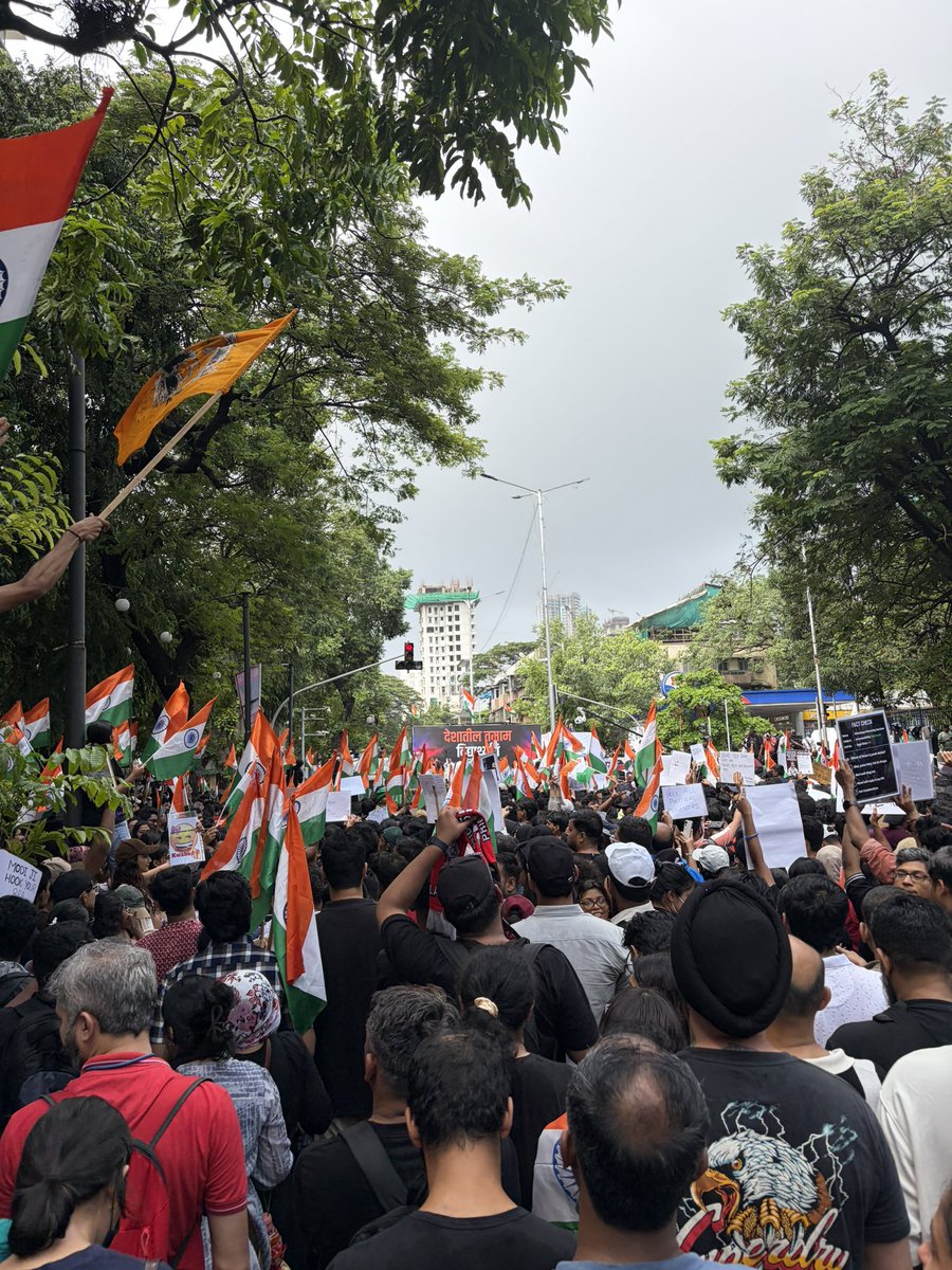 SumitMNS9's tweet photo. Day 8 of Shivaji Park

गेल्या रविवारी शिवाजीपार्क वर जो लढा सुरू झाला होता, तो ह्या रविवारी विजय जल्लोष साजरा करून सुरू झाला आहे!

विजय जल्लोष सोहळा साजरा करण्यासाठी स्वातंत्रवीर सावरकर मार्ग येथे आलो !

#Mumbai https://t.co/5QuEEYjrGc