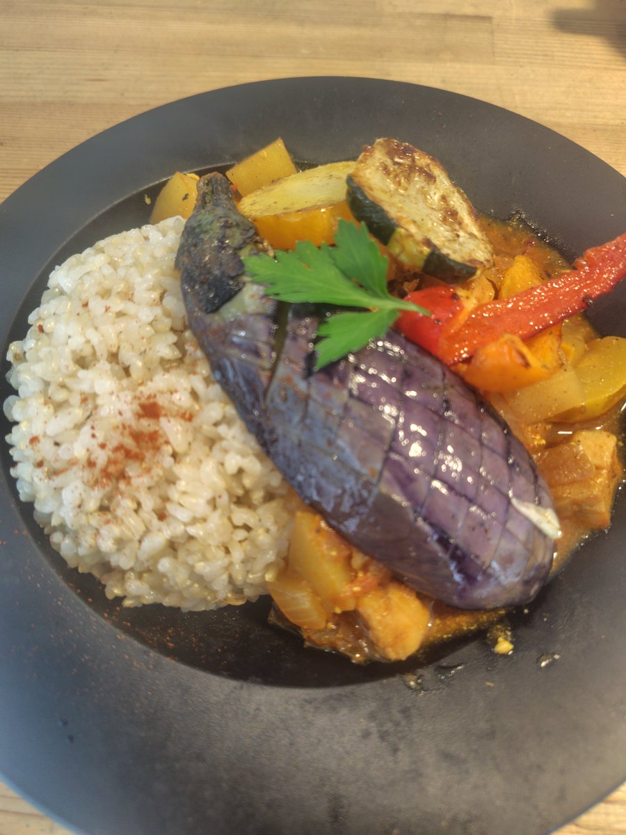 goushi_62's tweet photo. Bear'sCafe-Forest-でお昼ご飯

塩麹チキンと夏野菜と和風だしのカレー
旬の野菜のデリ５種

カモミールミルクと
白桃とローズマリーのフィナンシェ

普段スーパーのお弁当とお惣菜生活のおじいちゃんはBear'sCafeで健康を取り戻しているw

今日も美味しかった
ありがとう😀 https://t.co/iNjg6iC6zV