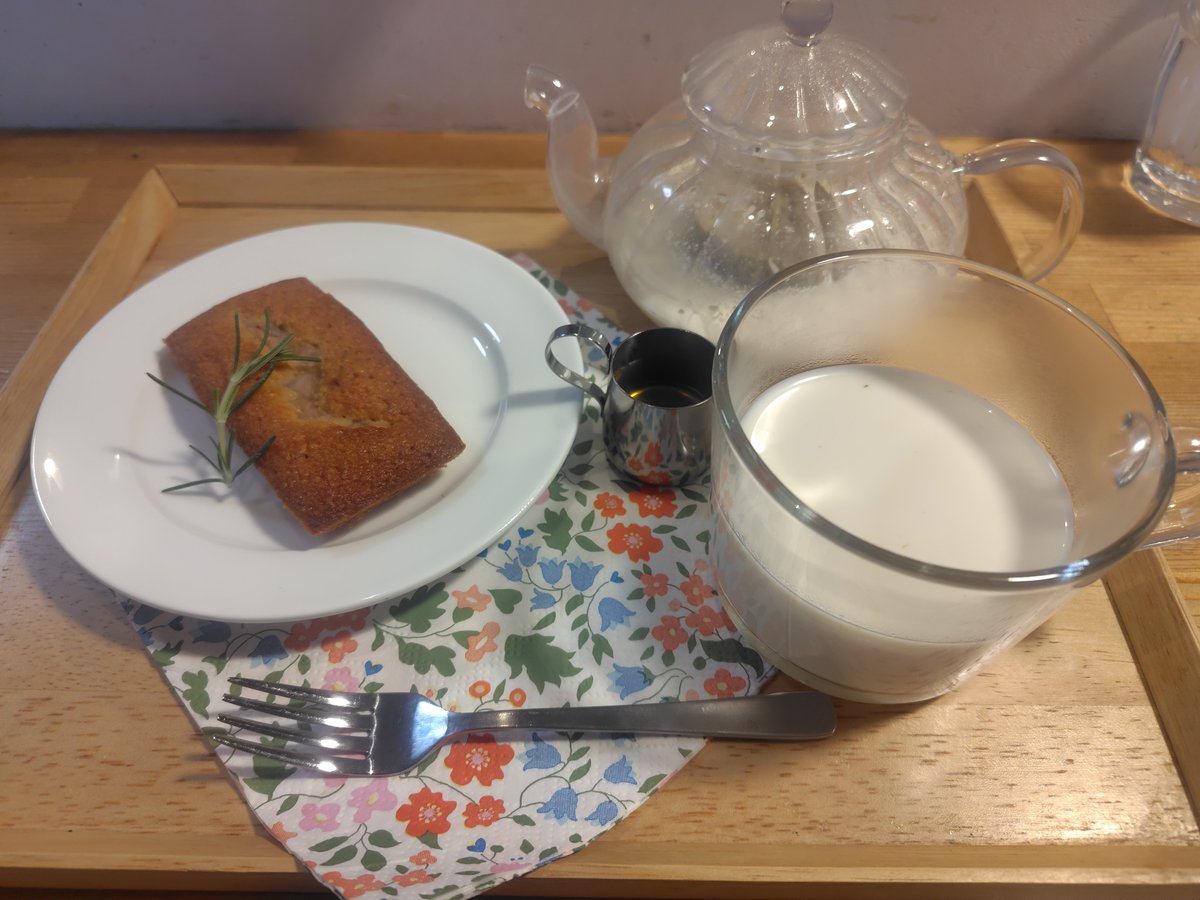 goushi_62's tweet photo. Bear'sCafe-Forest-でお昼ご飯

塩麹チキンと夏野菜と和風だしのカレー
旬の野菜のデリ５種

カモミールミルクと
白桃とローズマリーのフィナンシェ

普段スーパーのお弁当とお惣菜生活のおじいちゃんはBear'sCafeで健康を取り戻しているw

今日も美味しかった
ありがとう😀 https://t.co/iNjg6iC6zV