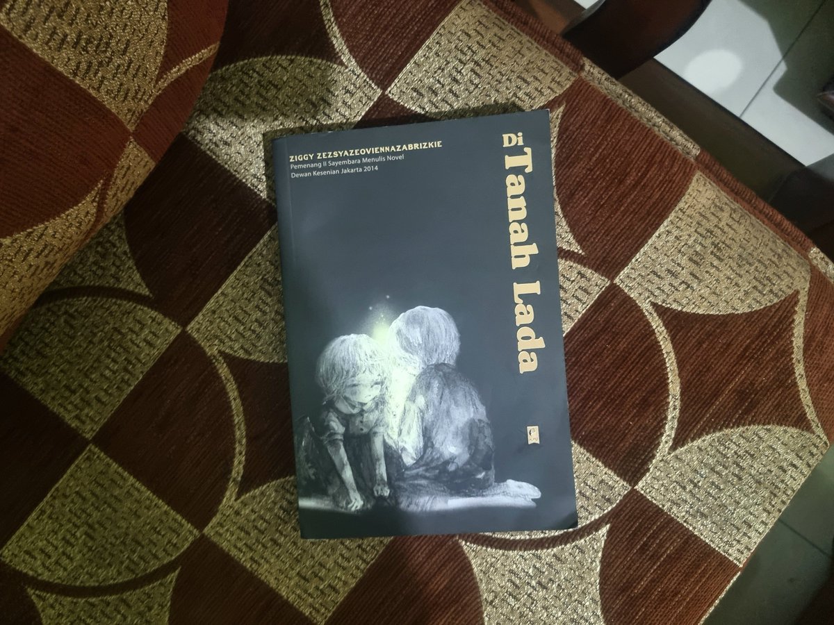 laibreuri's tweet photo. current read: di tanah lada by ziggy zezsyazeoviennazabrizkie 😧 https://t.co/OYVQ92C8US