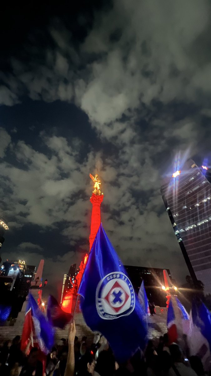 untalaaronnieto's tweet photo. Cruz Azul, Campeón de Campeones 

Y el Ángel de la Independencia lo sabe… así los festejos de La 🚂 tras el triunfo vs Toluca https://t.co/9vLRnHRVkT