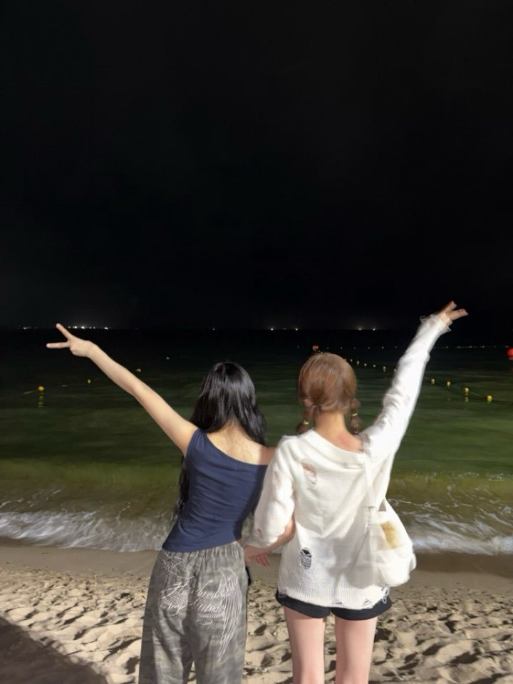 Off_the_QE's tweet photo. 진율언니랑 바다보쟈~🌊🌊

#QueenzEye #퀸즈아이
#JINYUL #진율
#SEOHA #서하 https://t.co/gtNFj6WHXB