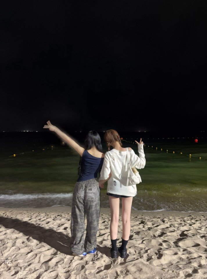 Off_the_QE's tweet photo. 진율언니랑 바다보쟈~🌊🌊

#QueenzEye #퀸즈아이
#JINYUL #진율
#SEOHA #서하 https://t.co/gtNFj6WHXB