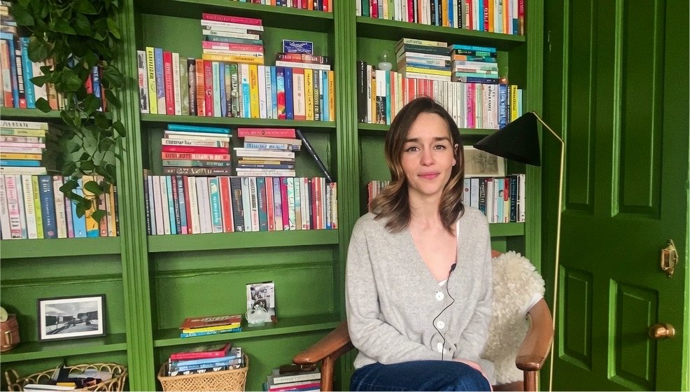 iampaolamedina's tweet photo. «Mi padre decía nunca confíes en nadie que tenga un televisor más grande que su estantería de libros. Así que me aseguré de leer».

Emilia Clarke 🎬 https://t.co/iIfsiVKI2w