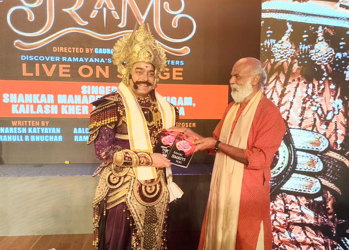 darpanmirroring's tweet photo. Acclaimed actor, author, and orator Shri Ashutosh Rana ji @ranaashutosh10   receiving Guruji Shri Nandkishore Tiwari's @_Nandkishore  book "Sahaj Smriti Yog". It was a wonderful experience to witness the enlightening conversation between them. Sharing some glimpses https://t.co/vuoNDejie1