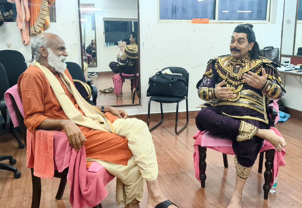 darpanmirroring's tweet photo. Acclaimed actor, author, and orator Shri Ashutosh Rana ji @ranaashutosh10   receiving Guruji Shri Nandkishore Tiwari's @_Nandkishore  book "Sahaj Smriti Yog". It was a wonderful experience to witness the enlightening conversation between them. Sharing some glimpses https://t.co/vuoNDejie1