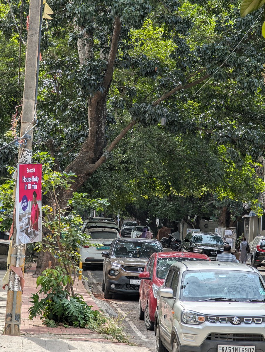 sunilband's tweet photo. Rampant abuse of public spaces for commercial/political/other interests makes them unsafe &amp; shabby. Needs a permanent crackdown! E.g.: @just_snabbit (@Aa_Agarwl) hoardings on JP Nagar footpaths. @GBA_office @krishnabgowda Pls make strict, continuous enforcement a standard routine https://t.co/TbXzgq3lwg