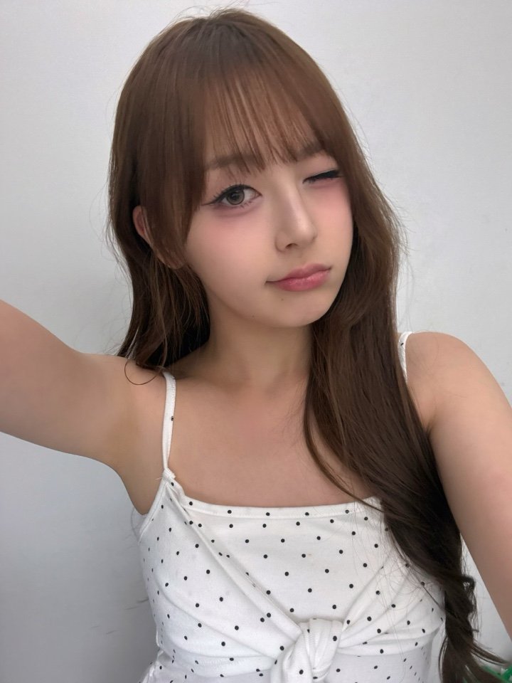 Off_the_QE's tweet photo. 🤎🤍

#QueenzEye #퀸즈아이
#SEOHA #서하 https://t.co/GjJjG9loil