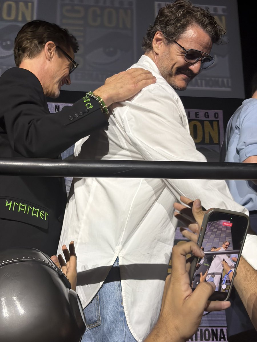 cinematoday's tweet photo. 映画では敵同士だけど、普段は超仲良しなロバート・ダウニー・Jr&amp;ペドロ・パスカル 
#アベンジャーズ #SDCC https://t.co/T4E8tG9ROI