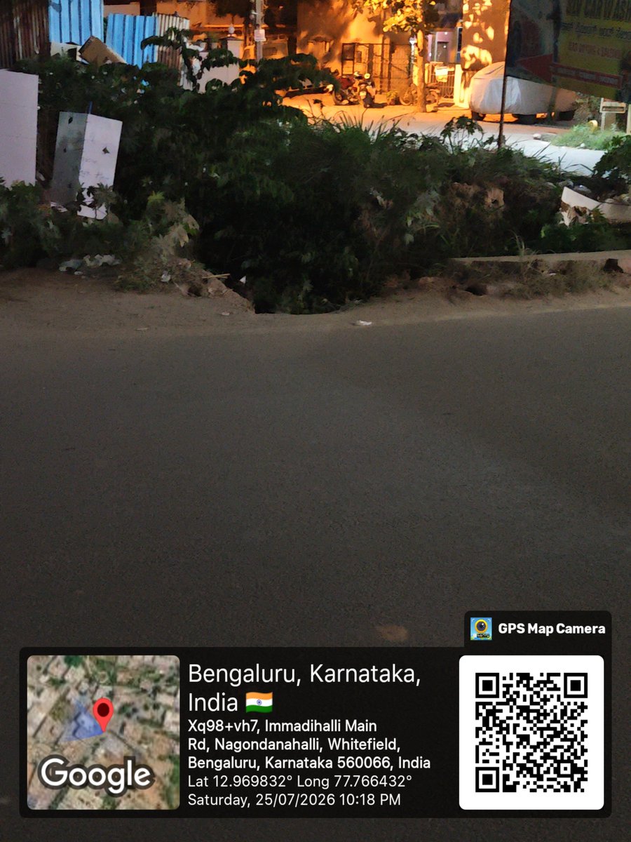 HarshilPH_'s tweet photo. Hi @GBA_office @BECCUPDATES

Kindly create supporting wall near sewage line. 

It's very difficult to walk past that strech in normal day.

Its in same condition from last couple of years. 

@ChristinMP_ @WFRising @WhitefieldWards @krishnabgowda https://t.co/P73idgAIcl