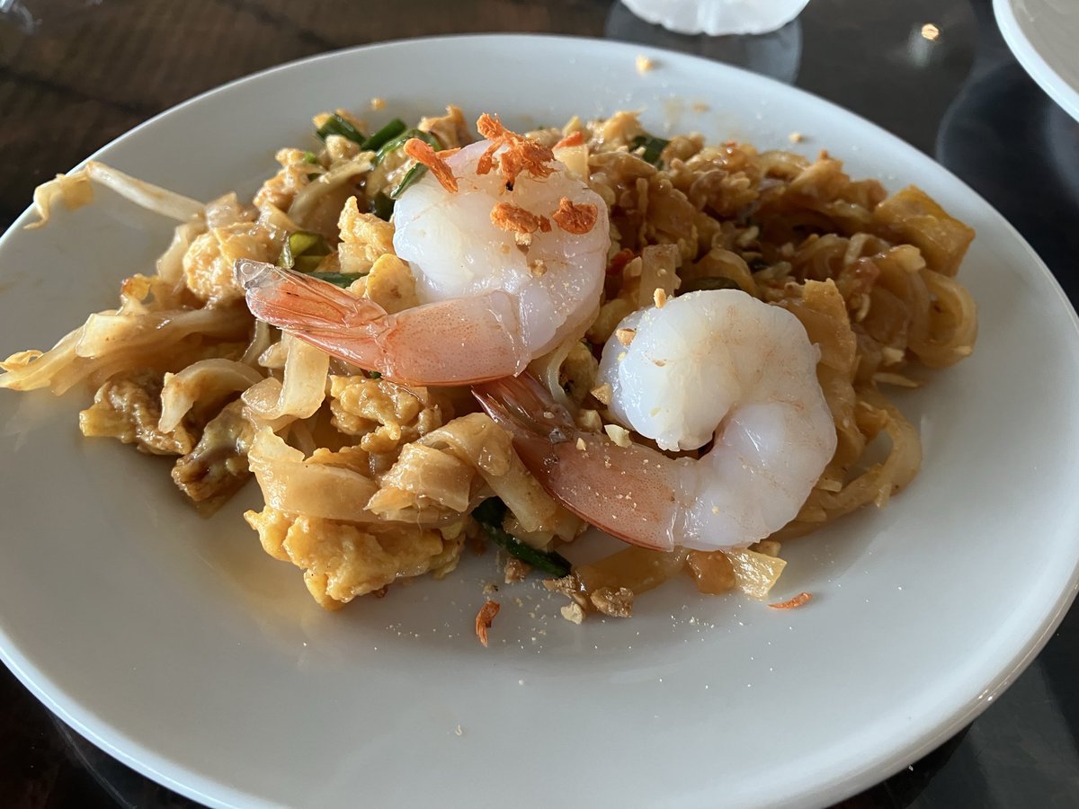 mr_one_1111's tweet photo. ショートカットできたおかげでラウンジでパッタイ食べれました。
そのままゲート連れて行かれそうだったので、アテンドの係員は巻きました。 https://t.co/zM9AiGe4gs