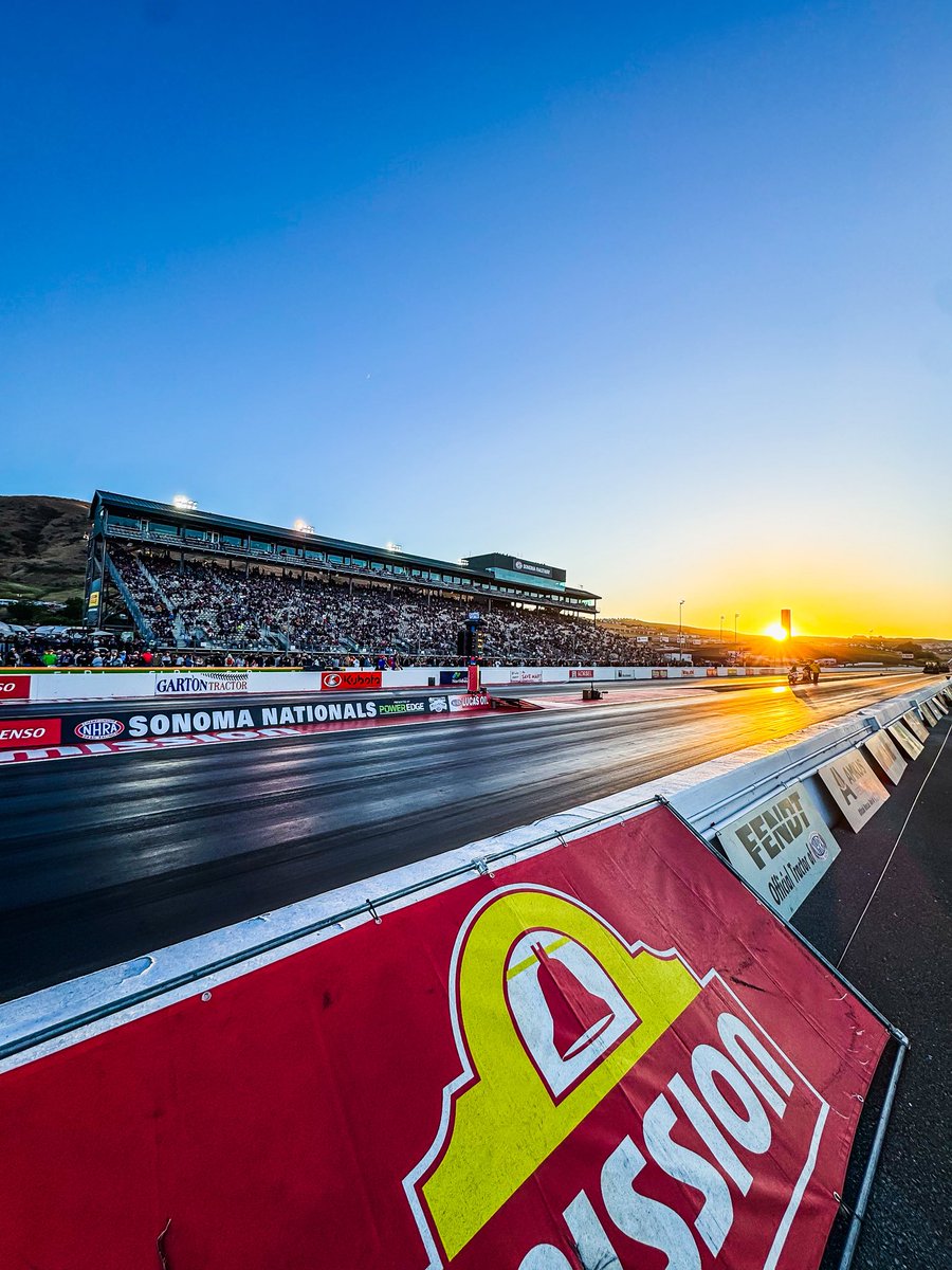 530Photo's tweet photo. Nitro &amp; Wine 🍇🍷🚦🏁✅ @NHRA https://t.co/dv8PHjrRD3