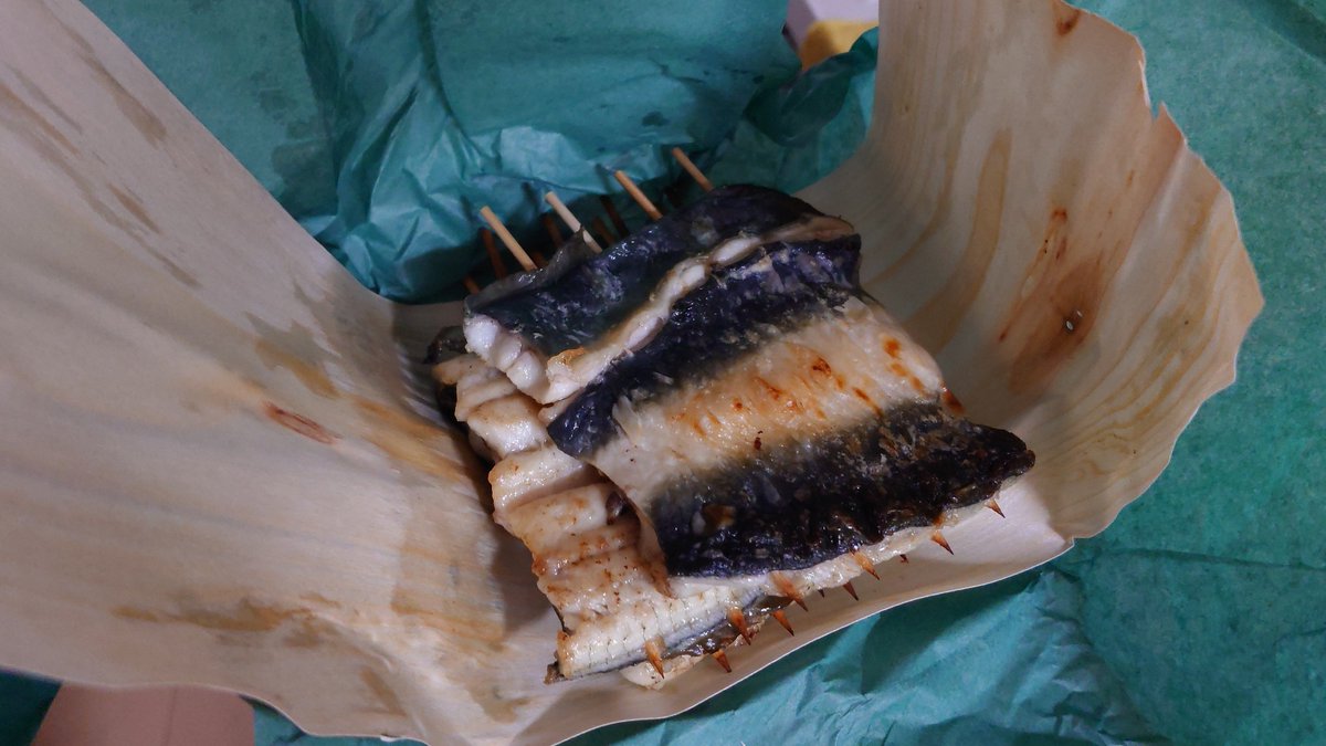 Y_SUS7's tweet photo. 地元にうなぎの養生屋さんが有りまして
焼いて売ってるわけですよ
一串1200円  お安い！ https://t.co/aU7EoN6FuR