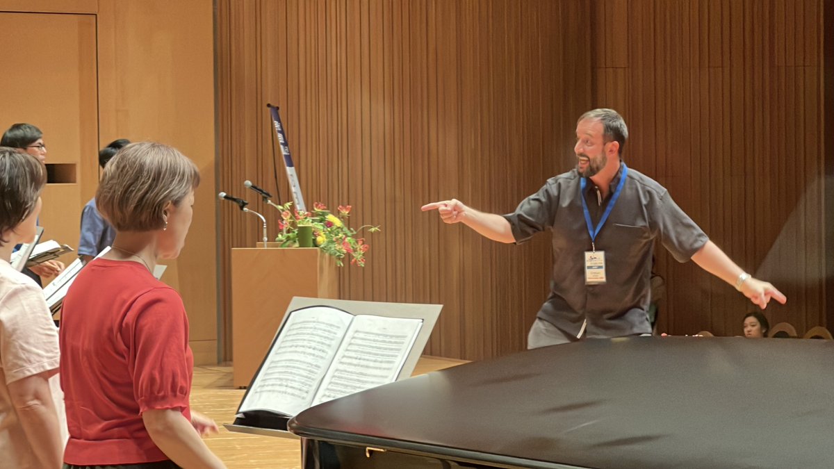 TICC_Tokyo's tweet photo. 【ワークショップ成果発表演奏】

フォルクロア部門の後は、「Vamos cantar （歌おう） ! ラテンアメリカのリズムとハーモニー」ワークショップの成果発表演奏が行われました！

講師・指揮のCristian Grases氏と、今回のために集ったメンバーでの
1回ワークショップで歌っただけとは思えない素晴らしい演奏でした！

#TICC2026 #ワークショップ #成果発表 #CristianGrases