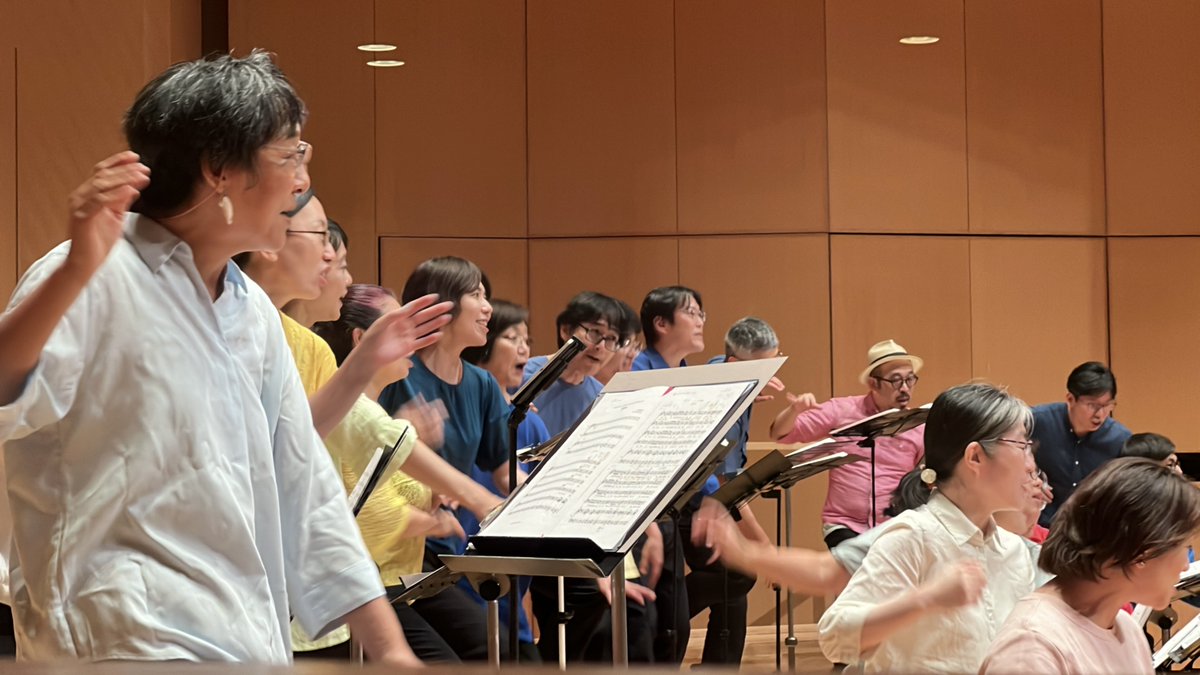 TICC_Tokyo's tweet photo. 【ワークショップ成果発表演奏】

フォルクロア部門の後は、「Vamos cantar （歌おう） ! ラテンアメリカのリズムとハーモニー」ワークショップの成果発表演奏が行われました！

講師・指揮のCristian Grases氏と、今回のために集ったメンバーでの
1回ワークショップで歌っただけとは思えない素晴らしい演奏でした！

#TICC2026 #ワークショップ #成果発表 #CristianGrases