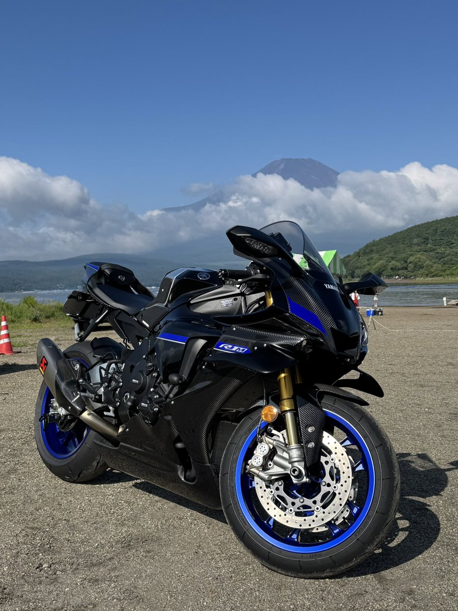 FreedomFox9's tweet photo. ゲリラ豪雨を回避できて良かった！
富士山とR1M
アンダーカウルに砂利が入りまくった。 https://t.co/qbSSbx7XCF