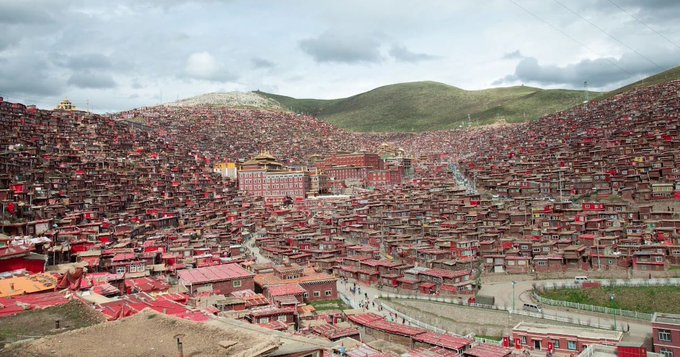 Wangli720985's tweet photo. China has resumed demolitions at Larung Gar, targeting over 1,060 monastic homes. This latest assault threatens one of Tibet’s greatest centers of Buddhist learning. #LarungGar #SaveLarungGar #ChinaDemolationDrive https://t.co/HldxYKmA0O