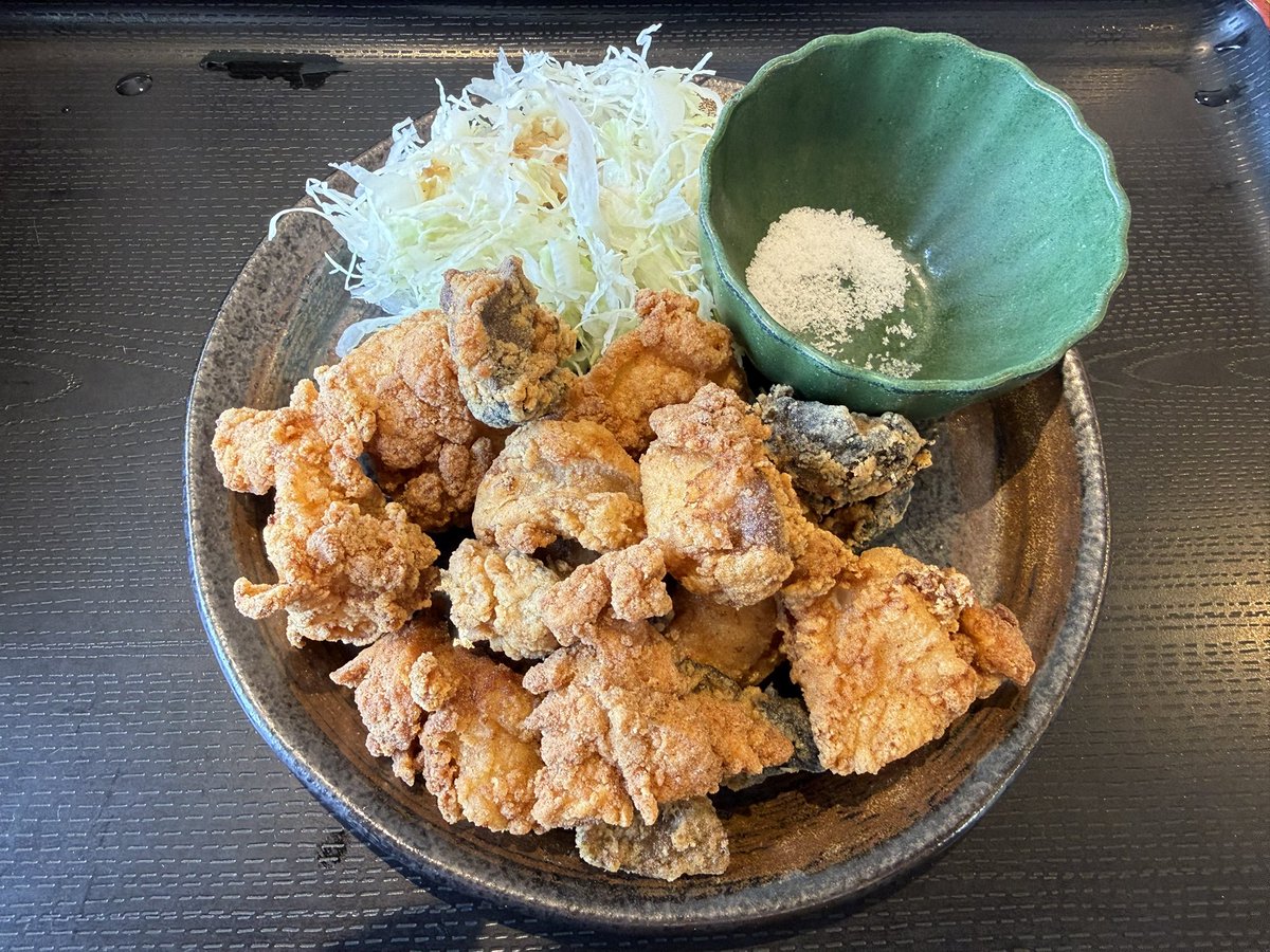 madmoonin's tweet photo. ランチは賀露港そばの食堂で舟盛り定食とアンコウ唐揚げ https://t.co/S61OiyTOes